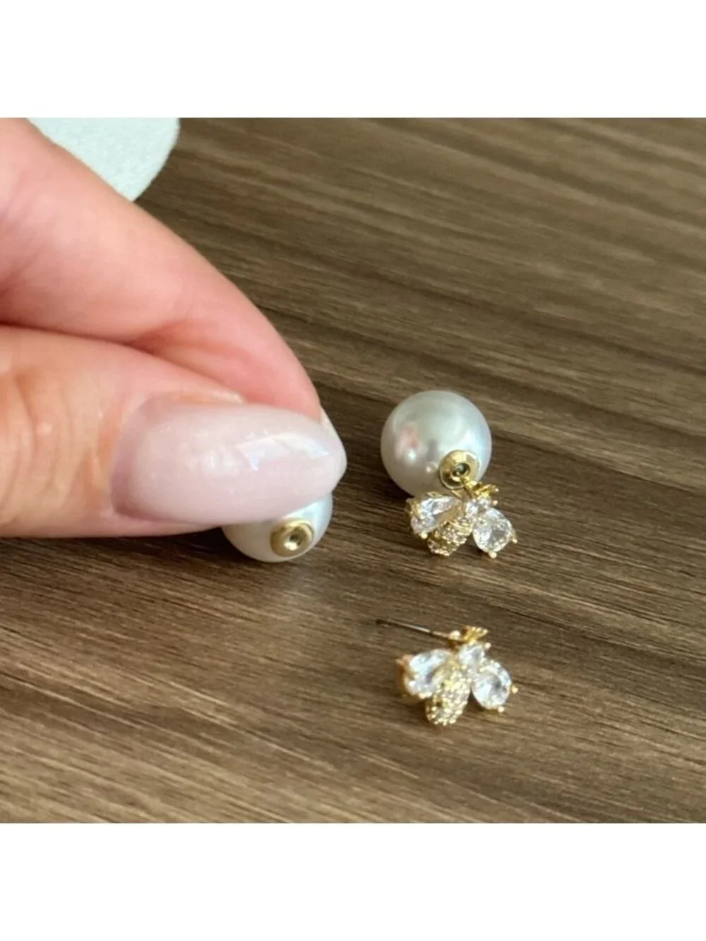 Pearl Bee Stud Earrings Q510